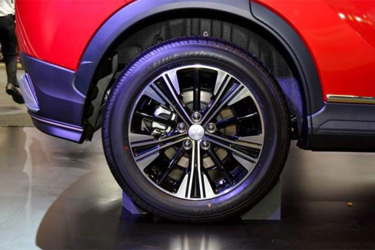 Cửa sổ sau của xe dạng dốc đứng, chiều dài cơ sở lớn và khoảng cách giữa đuôi xe đến trục sau ngắn. Ngoài ra, xe còn đi kèm đèn hậu nối với nhau và vắt ngang qua cửa cốp giống Mitsubishi Concept XR-PHEV II. Mâm xe được thiết kế dạng mâm đúc với hai tông màu khá ấn tượng, lốp xe mang thương hiệu Ecopia...