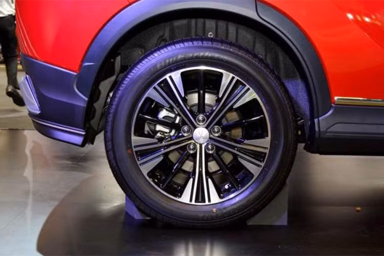 Cửa sổ sau của xe dạng dốc đứng, chiều dài cơ sở lớn và khoảng cách giữa đuôi xe đến trục sau ngắn. Ngoài ra, xe còn đi kèm đèn hậu nối với nhau và vắt ngang qua cửa cốp giống Mitsubishi Concept XR-PHEV II. Mâm xe được thiết kế dạng mâm đúc với hai tông màu khá ấn tượng, lốp xe mang thương hiệu Ecopia...