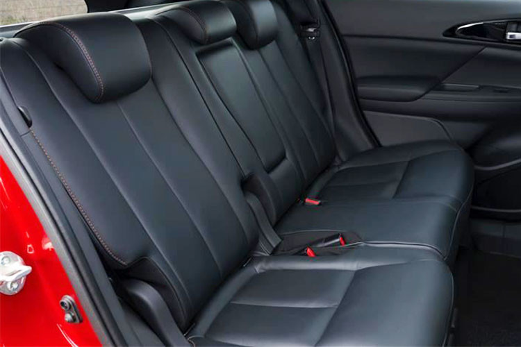 Ngoài ra khi mua xe, khách hàng còn được Mitsubishi tại Singapore cung cấp lựa chọn cho các biến thể 2WD là một cửa sổ trời toàn cảnh điều khiển điện, còn phiên bản 4WD trang bị hệ thống Smartphone Link Display Audio (SDA) với bộ điều khiển cảm ứng độc quyền.