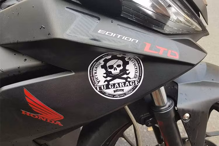 Hệ thống phanh chống bó cứng ABS an toàn này sẽ bao gồm một ECU điều khiển, máy bơm dầu tự điều chỉnh lưu lượng dầu phanh, cảm biến tốc độ, đèn báo phanh ABS và một số van điều khiển áp suất dầu.