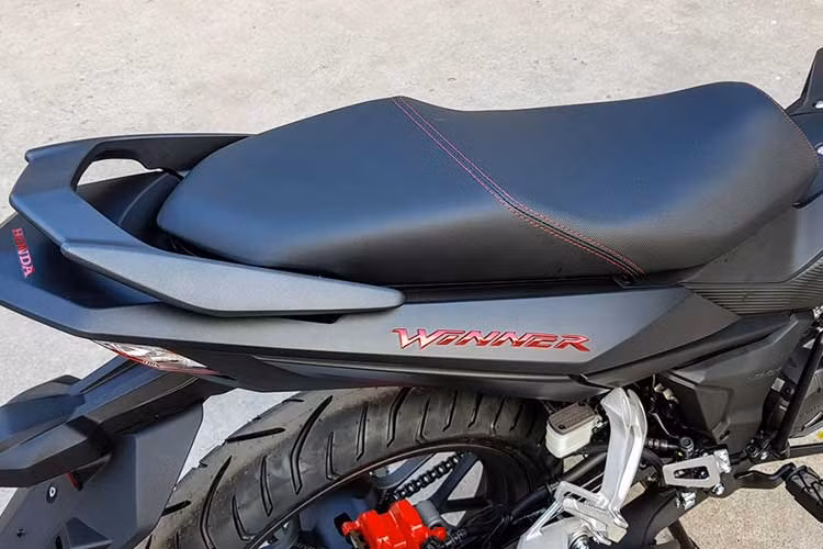 Hệ thống phanh ABS hoạt động dựa trên sự điều khiển của ECU, lấy tín hiệu tốc độ thực từ hai bánh xe trước và sau, tiếp nhận lực bóp phanh/đạp phanh vào bơm dầu, lúc này ECU sẽ hoạt động điều khiển bơm dầu với lưu lượng dầu phân phối phù hợp nhất đến 2 heo dầu phanh.