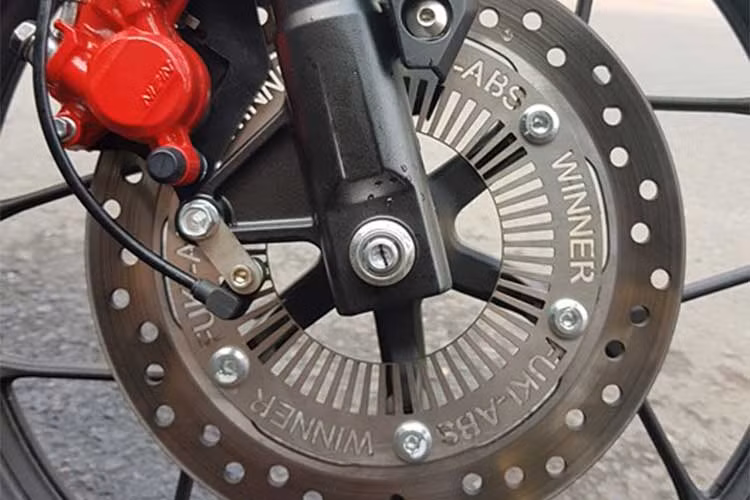 Nó cũng nhằm tránh hiện tượng bị trượt bánh, đồng thời máy bơm cũng sẽ tạo hiện tượng nhấp nhả phanh liên tục khiến phanh không bị bó cứng như các hệ thống phanh đĩa thông thường trên các mẫu xe máy hiện nay.