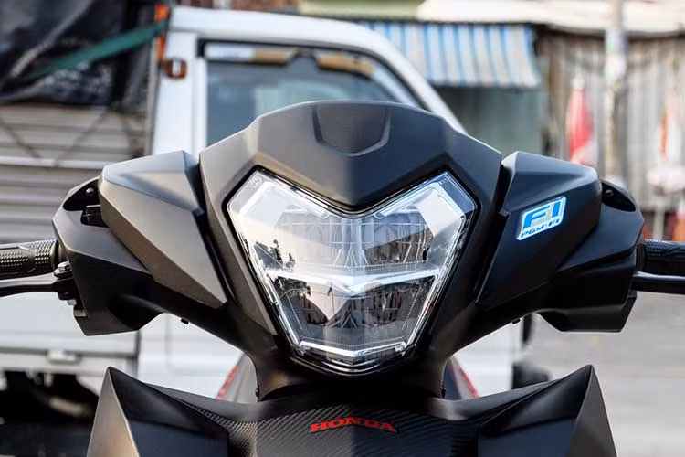 Tại thị trường xe máy Việt Nam, các dòng xe có sử dụng hệ thống phanh ABS rất ít, hầu như chỉ áp dụng trên những dòng xe cao cấp như Honda Sh150i, Yamaha NVX 155, Vespa Primavera,… hay chỉ những mẫu môtô phân khối lớn dung tích trên 150cc mới được trang bị.