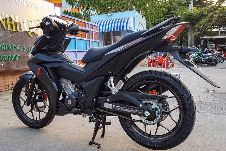 Hệ thống phanh ABS (viết tắt Anti – Lock Braking System) là hệ thống chống bó cứng khi phanh gấp, đây là hệ thống mang tính an toàn cao khi phanh cũng như làm giảm thiểu tối đa khả năng xảy ra tai nạn, và đây cũng là hệ thống đang được áp dụng và sử dụng rộng rãi trên thị trường xe máy sử dụng phanh đĩa hiện nay.