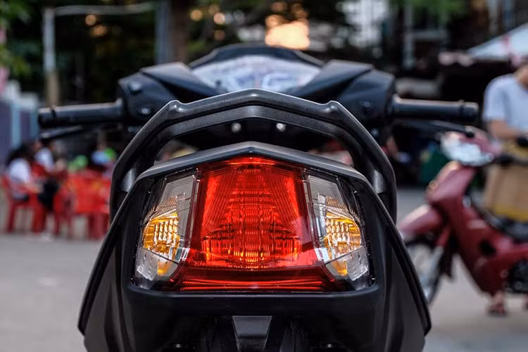 Hệ thống này được lắp đặt khá đơn giản, với các chi tiết nhỏ gọn được thợ độ xe giấu kín vào bên trong khung sườn, nhận biết rõ nhất qua bên ngoài có thể thấy qua vòng đọc tốc độ ở bánh trước và bánh sau.