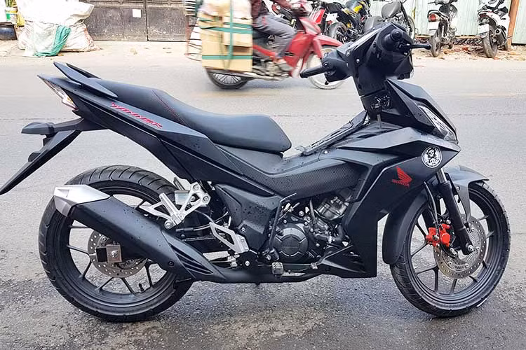 Cũng theo các tay thợ độ xe máy tại Sài Gòn này cho hay, thời gian thi công hoàn chỉnh bộ phanh đĩa ABS cho một chiếc xe máy chỉ khoảng 3 giờ đồng hồ. Bộ ABS được nhập khẩu từ Thái Lan hoặc Malaysia và chi phí cho gói nâng cấp này hết chỉ khoảng 8,5 triệu đồng.