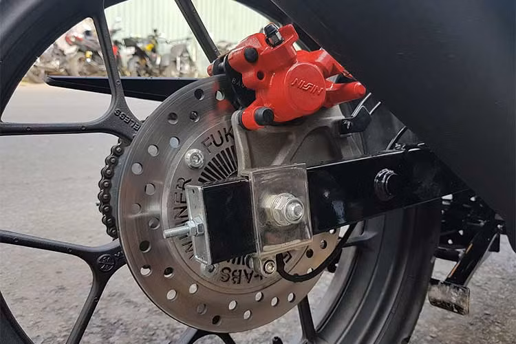 Theo những người thợ độ xe tại garage Tự Thanh Đa ở Sài Gòn cho biết; hệ thống ABS này có thể lắp đặt trên những mẫu xe phổ thông sử dụng phanh đĩa, cụ thể với những mẫu xe thể thao, công suất cao như Yamaha Exciter, Honda Winner, Suzuki Raider,... hay môtô PKL.