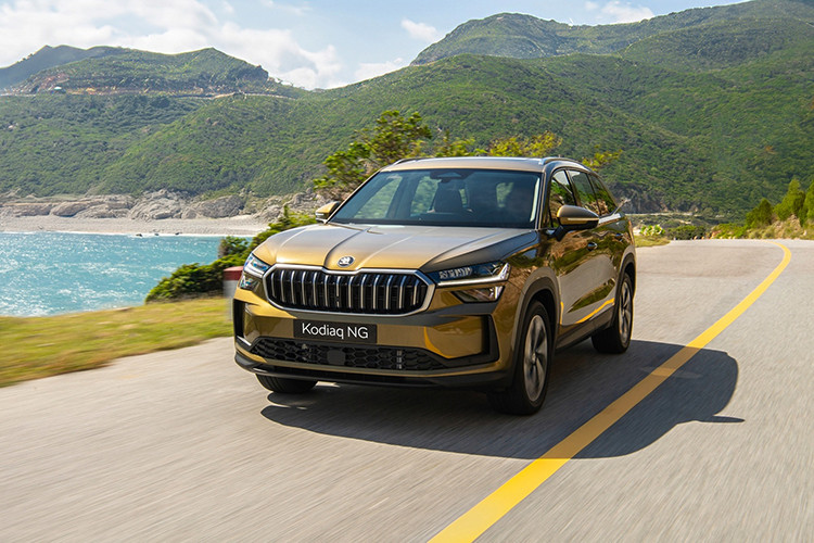 Kodiaq New Generation tịa Việt Nam sở hữu ngôn ngữ thiết kế Modern Solid mới với những đường nét cứng cáp, mạnh mẽ. Modern Solid là triết lý thiết kế đột phá của Skoda, kế thừa tinh thần “Simply Clever” nhưng được nâng tầm để phù hợp với xu hướng công nghệ, tích hợp những tính năng thông minh và vật liệu thân thiện với môi trường.
