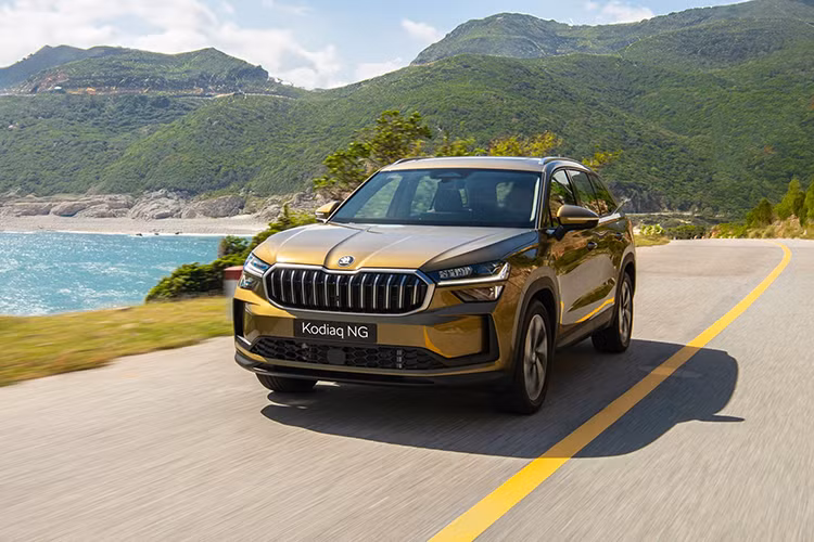 Kodiaq New Generation tịa Việt Nam sở hữu ngôn ngữ thiết kế Modern Solid mới với những đường nét cứng cáp, mạnh mẽ. Modern Solid là triết lý thiết kế đột phá của Skoda, kế thừa tinh thần “Simply Clever” nhưng được nâng tầm để phù hợp với xu hướng công nghệ, tích hợp những tính năng thông minh và vật liệu thân thiện với môi trường.