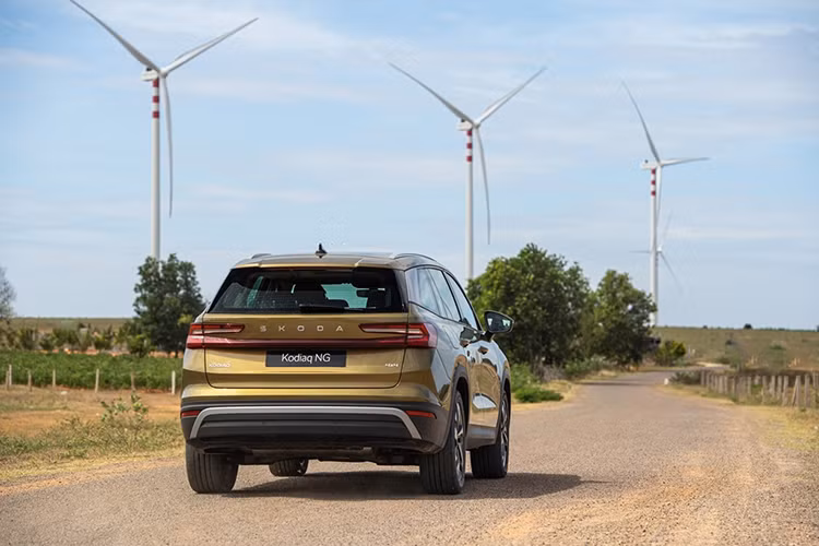 Thiết kế mới với nhiều chi tiết được tinh chỉnh như cánh lướt gió trên mui xe hay khe hút gió giúp tối ưu hóa hiệu quả khí động học, giảm hệ số cản gió xuống chỉ 0.28 Cd, cải thiện 10% so với thế hệ trước và tốt nhất trong phân khúc SUV hạng D.