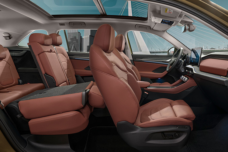 Về khả năng vận hành, cả hai phiên bản Premium và Sportline đều được trang bị động cơ xăng 2.0l Turbo TSI kết hợp với hộp số DSG 7 cấp ly hợp kép ướt. Kodiaq New Generation sản sinh công suất 190 mã lực, tăng 10 mã lực so với phiên bản tiền nhiệm và mô-men xoắn cực đại đạt 320 Nm ở dải vòng tua dài hơn 1400-4100 vòng/phút.