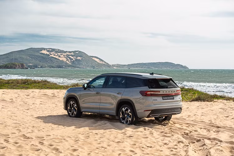 Hệ thống khung gầm thích ứng DCC Plus là điểm nhấn về công nghệ vận hành cao cấp với khả năng tùy biến giúp Kodiaq tối ưu độ bám đường, hệ thống tính toán và phản ứng nhanh nhạy mỗi mili giây mang lại cảm xúc trọn vẹn trên mọi hành trình cho cả người lái và người ngồi sau. Người dung có thể tùy chỉnh linh hoạt 15 cấp độ cứng/mềm của hệ thống treo theo ý muốn hoặc thay đổi tự động thông qua các chế độ lái, từ êm ái đến thể thao. 