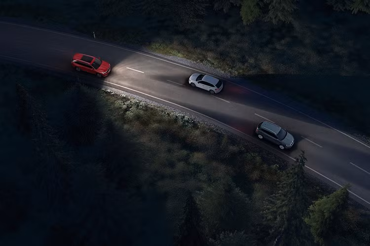 Động cơ trên xe được trang bị công nghệ điều khiển trục cam thông minh và xupap biến thiên Audi Valvelift System (AVS), hoạt động dựa trên tốc độ và tải của động cơ nhằm tối ưu hóa hiệu suất và hiệu quả làm việc, đồng thời làm giảm tiêu hao nhiên liệu. Hệ dẫn động 4x4 thế hệ thứ 4, điều khiển cơ-điện-thủy lực đến từ nhà sản xuất Haldex cho phép tạo ra mô men xoắn ở bất kỳ thời điểm nào và phân bổ lực ra trục trước/sau theo tỉ lệ 0-100%. 