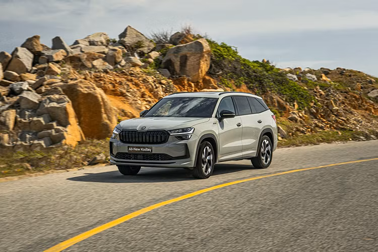 Kodiaq New Generation có tới 7 chế độ lái bao gồm: Eco, Comfort, Normal, Sport, Snow, Off-road, Individual. Mức giá xe Kodiaq Premium và Kodiaq Sportline lần lượt là 1,45 tỷ và 1,48 tỷ đồng. như vậy, mức giá Skoda Kodiaq 2025 tăng khoảng hơn 200 triệu đồng so với thế hệ cũ bán ra từ 1,189 - 1,409 tỷ đồng tại Việt Nam.