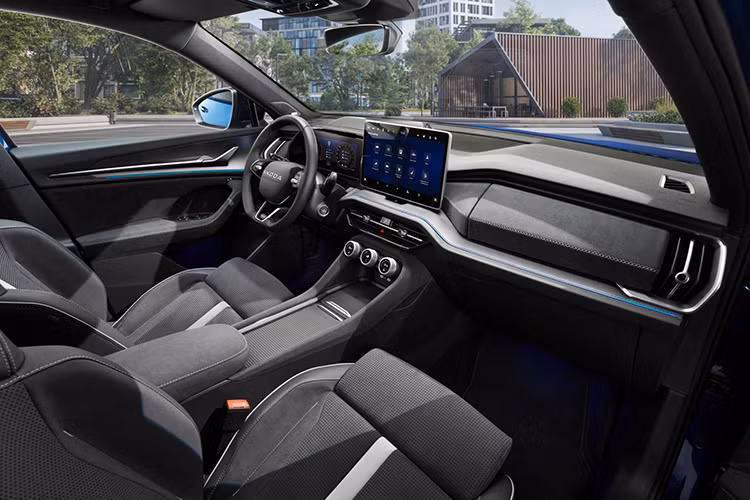 Một số trang bị nổi bật khác mang đến trải nghiệm cao cấp có thể kể đến như cửa sổ trời toàn cảnh Panorama điều khiển cảm ứng, đèn nội thất Ambient Light đa chế độ có thể thay đổi theo tâm trạng, hệ thống điều hòa 3 vùng độc lập có lọc không khí Aircare.