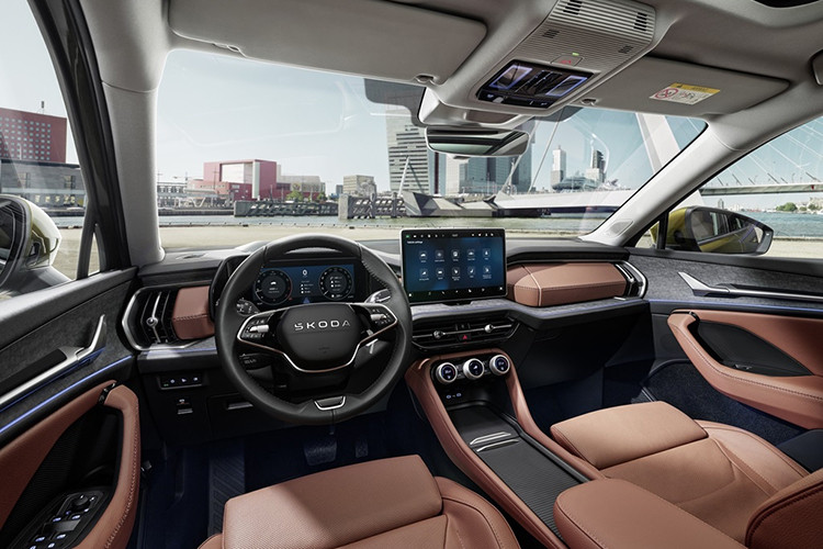 Nội thất xe được thiết kế mới hoàn toàn theo hướng tối giản và sang trọng. Phiên bản Premium sử dụng 2 tùy chọn da màu đen Suite Black và màu nâu Suite Cognac. Trong khi đó, phiên bản Sportline được trang bị bộ ghế thể thao bọc da lộn Alcantara với lỗ thoáng khí. Cả 2 phiên bản đều được trang bị ghế công thái học AGR chỉnh điện 8 hướng, bơm hơi đệm lưng 4 chiều, nhớ 3 vị trí và sưởi độc lập 3 cấp độ.