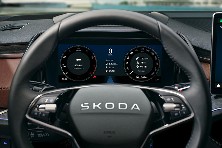 Xe được trang bị đồng hồ kỹ thuật số Virtual Cockpit 10 inch và màn hình giải trí 13 inch. Màn hình giải trí cùng kết nối Apple CarPlay/Android Auto không dây. Cụm nút xoay thông minh Smart Dials chỉ với 3 nút cho phép điều khiển tối đa 7 chức năng một cách trực quan, tiện lợi đầy cảm xúc. Cần số điện tử dạng xoay hiện đại được chuyển lên trên cột lái.