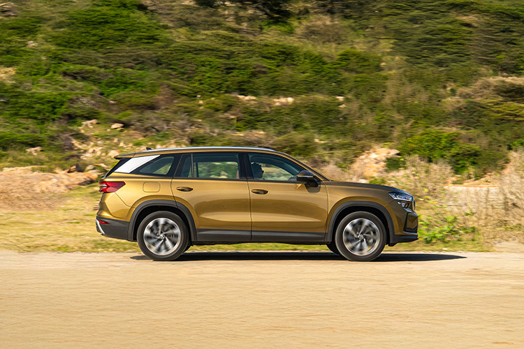 Kích thước tổng thể của xe được gia tăng đáng kể, mang đến không gian nội thất rộng rãi và thoải mái hơn cho cả 7 hành khách. Cụ thể, Kodiaq New Generation sở hữu kích thước dài x rộng x cao lần lượt là 4.758 x 1.864 x 1.678 mm và chiều dài cơ sở 2.791 mm.