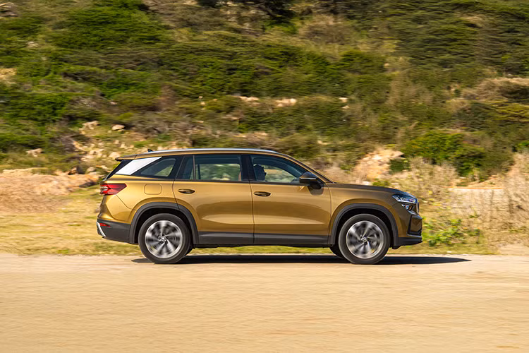 Kích thước tổng thể của xe được gia tăng đáng kể, mang đến không gian nội thất rộng rãi và thoải mái hơn cho cả 7 hành khách. Cụ thể, Kodiaq New Generation sở hữu kích thước dài x rộng x cao lần lượt là 4.758 x 1.864 x 1.678 mm và chiều dài cơ sở 2.791 mm.