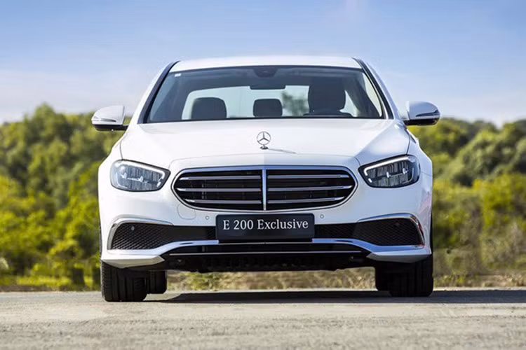 Cộng tổng ưu đãi từ cả hãng và Chính phủ, khách hàng mua xe Mercedes-Benz E-Class trong tháng 9/2024 có thể tiết kiệm được khoản chi phí ban đầu lên đến hơn 400 triệu đồng. Qua đó, giúp chi phí lăn bánh xe trở về mức thấp nhất từ đầu năm đến nay.