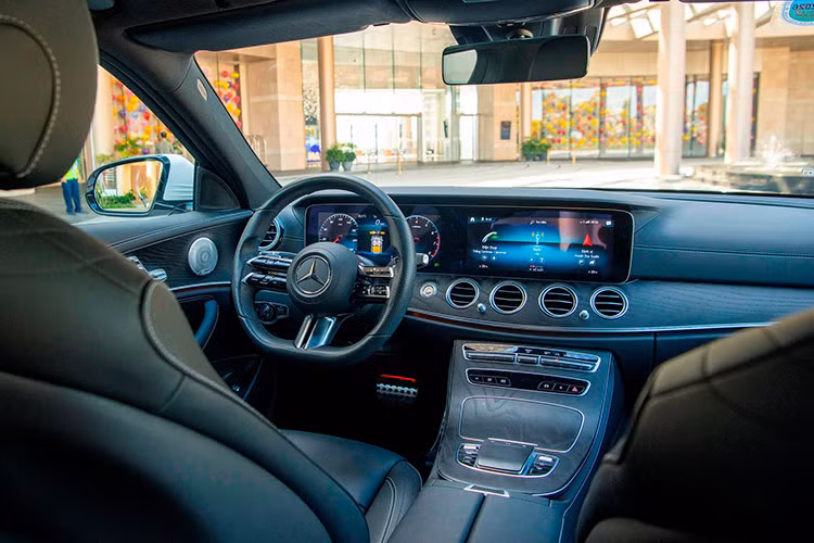 Giá xe Mercedes-Benz C200 Exclusive giảm 160 triệu đồng, từ 2,223 tỷ xuống còn 2,063 tỷ. Bản E180 có giá ưu đãi 1,759 tỷ đồng, tức giảm 130 triệu đồng so với mức niêm yết 1,889 tỷ đồng.