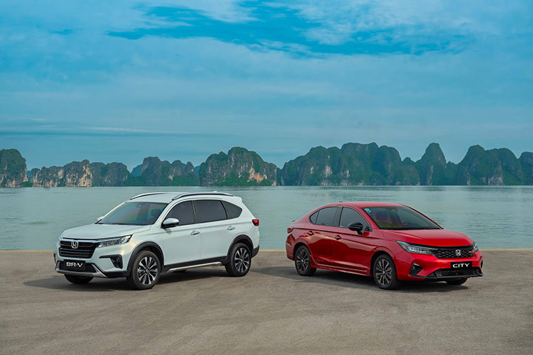 Với dòng sedan cỡ B Honda City, mức giảm cao nhất là 60 triệu đồng, áp dụng cho bản G. Các bản L và RS giảm lần lượt 50 và 40 triệu đồng. Sau điều chỉnh, giá xe City dao động từ 499 - 569 triệu đồng. Ngoài ra, khách hàng cũng tiết kiệm thêm khoản chi phí lăn bánh từ 51 - 62 triệu đồng khi mua xe CR-V, và từ 25 - 28 triệu đồng với xe City.