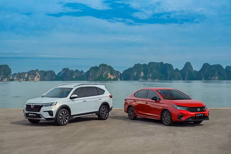 Với dòng sedan cỡ B Honda City, mức giảm cao nhất là 60 triệu đồng, áp dụng cho bản G. Các bản L và RS giảm lần lượt 50 và 40 triệu đồng. Sau điều chỉnh, giá xe City dao động từ 499 - 569 triệu đồng. Ngoài ra, khách hàng cũng tiết kiệm thêm khoản chi phí lăn bánh từ 51 - 62 triệu đồng khi mua xe CR-V, và từ 25 - 28 triệu đồng với xe City.