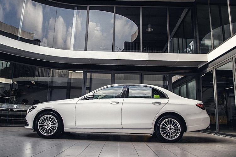 Do thuộc diện lắp ráp trong nước nên các phiên bản của E-Class còn được hưởng thêm chính sách hỗ trợ 50% lệ phí trước bạ theo Nghị định 109 của Chính phủ, có hiệu lực từ ngày 1/9/2024 đến hết 30/11/2024. Điều này đồng nghĩa với việc giá lăn bánh xe E-Class trên thực tế sẽ giảm thêm từ 94 -173 triệu đồng, tùy theo phiên bản và tỉnh, thành đăng ký cụ thể.