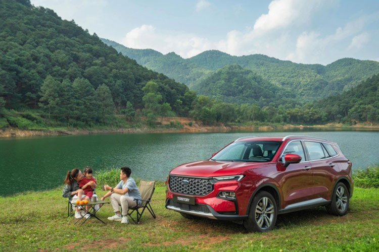  Ford Mới đây, Ford Việt Nam cũng đã triển khai chương trình ưu đãi 50% lệ phí trước bạ cho hai mẫu xe lắp ráp, gồm Territory và Ranger (các bản Wildtrak, Sport và XLS). Cùng với chính sách của Nhà nước, khách hàng các mẫu xe này sẽ nhận tổng ưu đãi 100% lệ phí trước bạ, tương đương mức giảm giá lăn bánh 80-93 triệu đồng đối với Territory và trong khoảng 42 - 70 triệu đồng với bán tải Ranger.