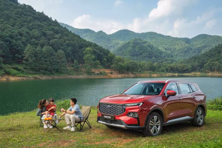  Ford Mới đây, Ford Việt Nam cũng đã triển khai chương trình ưu đãi 50% lệ phí trước bạ cho hai mẫu xe lắp ráp, gồm Territory và Ranger (các bản Wildtrak, Sport và XLS). Cùng với chính sách của Nhà nước, khách hàng các mẫu xe này sẽ nhận tổng ưu đãi 100% lệ phí trước bạ, tương đương mức giảm giá lăn bánh 80-93 triệu đồng đối với Territory và trong khoảng 42 - 70 triệu đồng với bán tải Ranger.