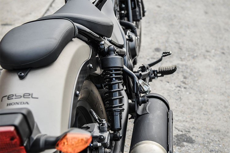 Đáng chú ý, xe có chiều cao yên chỉ 690 mm dường như phù hợp với tất cả mọi người bởi ngay cả người có chiều cao khiêm tốn. Phía đuôi xe, toàn bộ pad biển số, đèn hậu cùng xi-nhan phía sau của xe được Honda tập trung hoàn toàn vào một cụm ở cuối dè sau. Đèn hậu của xe có thiết kế vuông vức khá xấu và hoàn toàn không ăn nhập với thiết kế tổng thể.