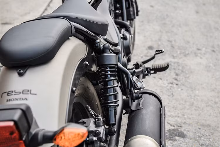 Đáng chú ý, xe có chiều cao yên chỉ 690 mm dường như phù hợp với tất cả mọi người bởi ngay cả người có chiều cao khiêm tốn. Phía đuôi xe, toàn bộ pad biển số, đèn hậu cùng xi-nhan phía sau của xe được Honda tập trung hoàn toàn vào một cụm ở cuối dè sau. Đèn hậu của xe có thiết kế vuông vức khá xấu và hoàn toàn không ăn nhập với thiết kế tổng thể.