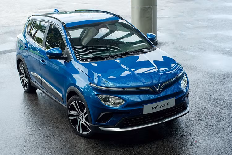 VinFast VF e34 cap nhat phan mem, lan banh gan 320km/lan sac