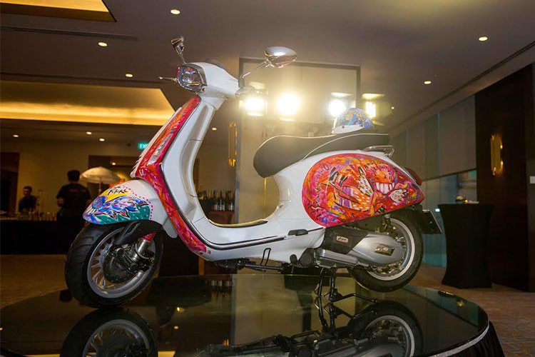 Ngày 19/05/2018 vừa qua tại khách sạn Sheraton Saigon Hotel & Towers, TP HCM đã diễn ra chương trình dạ tiệc đấu giá gây quỹ từ thiện lần thứ 28 của tổ chức Operation Smile quy tụ nhiều tác phẩm hội họa có giá trị. Đáng chú ý nhất chính là tác phẩm của họa sĩ Lê Kinh Tài là chiếc xe ga Vespa Sprint mới do Hãng Piagio Vietnam trao tặng.