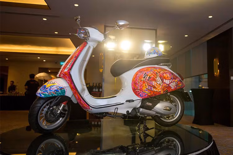 Ngày 19/05/2018 vừa qua tại khách sạn Sheraton Saigon Hotel & Towers, TP HCM đã diễn ra chương trình dạ tiệc đấu giá gây quỹ từ thiện lần thứ 28 của tổ chức Operation Smile quy tụ nhiều tác phẩm hội họa có giá trị. Đáng chú ý nhất chính là tác phẩm của họa sĩ Lê Kinh Tài là chiếc xe ga Vespa Sprint mới do Hãng Piagio Vietnam trao tặng.