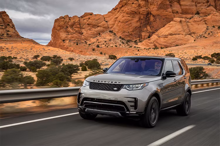 Theo ông Nick Collins, Giám đốc dòng sản phẩm xe của Jaguar Land Rover cho biết: “Những nâng cấp mới càng củng cố vị trí dẫn đầu của Discovery, mẫu xe SUV gia đình linh hoạt và hiệu quả nhất. Động cơ dầu mới giúp tăng thêm hiệu suất vận hành cho chiếc xe, trong khi đó, các công nghệ an toàn mới nhất giúp bảo vệ tối ưu cho người ngồi trên xe cũng như người đi đường”.