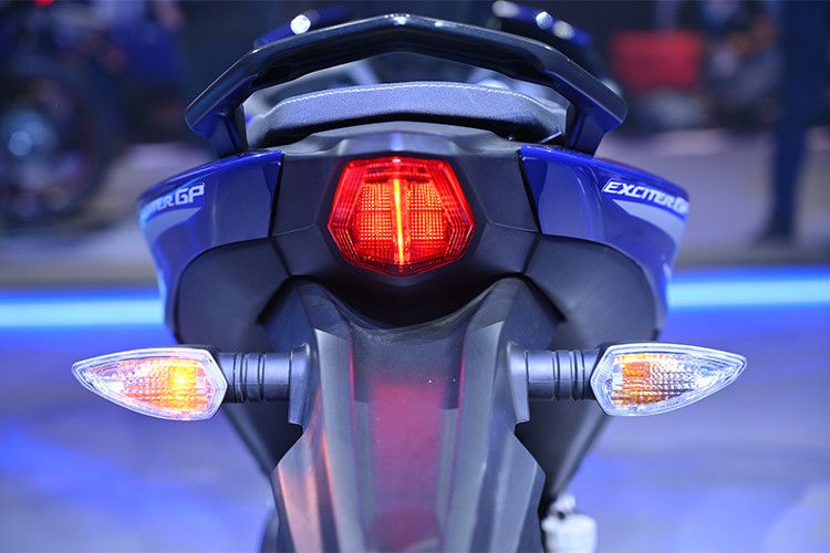 Yên xe liền khối, bọc da và được vuốt cao về phía sau tạo tư thế ngồi thoải mái cho cả người lái và hành khách. Trong khi đó, đuôi xe cũng được thiết kế lại với kết cấu 2 tầng thường thấy trên các mẫu môtô phân khối lớn nhưng có điểm nhấn là các viền chỉ phân tầng rõ rệt. Đèn hậu vuốt gọn như R1. Ngoài ra, ống xả của Exciter 155 VVA cũng được làm to hơn, đặt thấp hơn. 