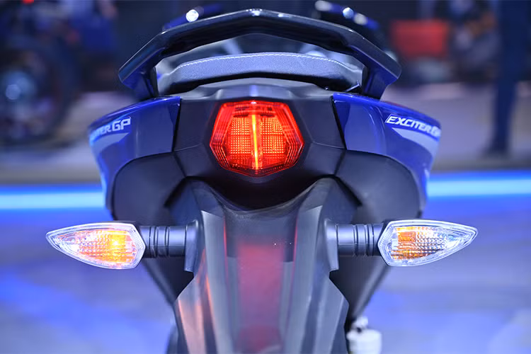 Yên xe liền khối, bọc da và được vuốt cao về phía sau tạo tư thế ngồi thoải mái cho cả người lái và hành khách. Trong khi đó, đuôi xe cũng được thiết kế lại với kết cấu 2 tầng thường thấy trên các mẫu môtô phân khối lớn nhưng có điểm nhấn là các viền chỉ phân tầng rõ rệt. Đèn hậu vuốt gọn như R1. Ngoài ra, ống xả của Exciter 155 VVA cũng được làm to hơn, đặt thấp hơn. 