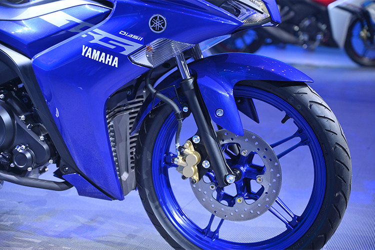 Trên Exiter 155 VVA mới, hệ thống giảm xóc trước cũng được tinh chỉnh lại. Hành trình phuộc tăng từ 90 mm lên 100 mm. Trong khi hệ thống phanh trên 2 bánh vẫn sử dụng phanh đĩa nhưng loại bỏ chống bó cứng phanh ABS. Theo Yamaha Việt Nam, họ không trang bị phanh ABS để tăng tính trải nghiệm cho người dùng Exciter 155. Bên cạnh đó, hệ thống ly hợp chống trượt A&amp;S cũng góp phần quan trọng chống bó cứng phanh ở bánh sau, trong khi bánh trước có phanh đĩa 2 piston.