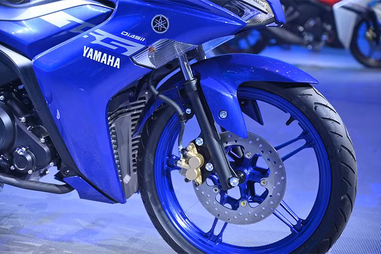 Trên Exiter 155 VVA mới, hệ thống giảm xóc trước cũng được tinh chỉnh lại. Hành trình phuộc tăng từ 90 mm lên 100 mm. Trong khi hệ thống phanh trên 2 bánh vẫn sử dụng phanh đĩa nhưng loại bỏ chống bó cứng phanh ABS. Theo Yamaha Việt Nam, họ không trang bị phanh ABS để tăng tính trải nghiệm cho người dùng Exciter 155. Bên cạnh đó, hệ thống ly hợp chống trượt A&amp;S cũng góp phần quan trọng chống bó cứng phanh ở bánh sau, trong khi bánh trước có phanh đĩa 2 piston.