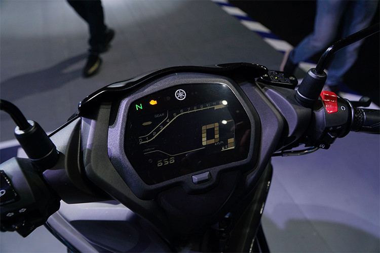 Mặt đồng hồ của Exciter 155VVA mới là dạng full LCD hiển thị quãng đường, tốc độ, báo cấp số, báo kích hoạt VVA, vòng tua máy… được sắp xếp khoa học và trực quan. Phiên bản mới Exciter được trang bị các công nghệ chú trọng đến hiệu suất động cơ, khung sườn, vật liệu xy-lanh, góc phun nhiên liệu và bộ ly hợp chống trượt.