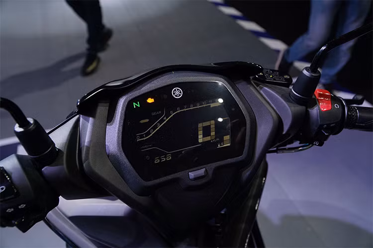 Mặt đồng hồ của Exciter 155VVA mới là dạng full LCD hiển thị quãng đường, tốc độ, báo cấp số, báo kích hoạt VVA, vòng tua máy… được sắp xếp khoa học và trực quan. Phiên bản mới Exciter được trang bị các công nghệ chú trọng đến hiệu suất động cơ, khung sườn, vật liệu xy-lanh, góc phun nhiên liệu và bộ ly hợp chống trượt.