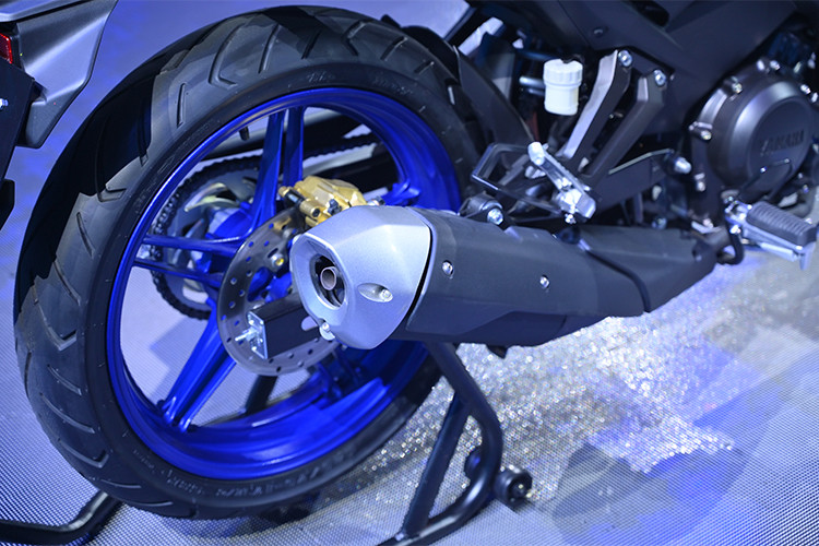 Điểm thay đổi đáng giá được nhiều người mong đợi nhất trên Yamaha Exciter 155 VVA mới nằm ở hệ thống động cơ. Để cạnh tranh với các đối thủ cùng phân khúc, Yamaha trang bị cho Exciter 155 VVA động cơ mới dung tích 155,1 cc, 4 kỳ, làm mát bằng chất lỏng. Động cơ này sản sinh công suất 17,7 mã lực tại 9.500 vòng/phút, kết hợp với hộp số côn tay 6 cấp thay vì 5 cấp như phiên bản 150 phân khối.