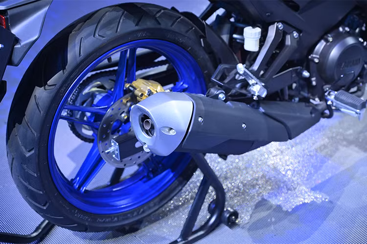 Điểm thay đổi đáng giá được nhiều người mong đợi nhất trên Yamaha Exciter 155 VVA mới nằm ở hệ thống động cơ. Để cạnh tranh với các đối thủ cùng phân khúc, Yamaha trang bị cho Exciter 155 VVA động cơ mới dung tích 155,1 cc, 4 kỳ, làm mát bằng chất lỏng. Động cơ này sản sinh công suất 17,7 mã lực tại 9.500 vòng/phút, kết hợp với hộp số côn tay 6 cấp thay vì 5 cấp như phiên bản 150 phân khối.