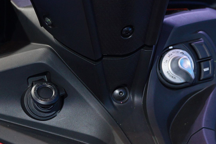 Bên cạnh đó, xe cũng được trang bị hệ thống khóa thông minh, núm xoay khởi động xe và xác định vị trí xe đỗ, ổ cắm sạc 12V cho điện thoại và các thiết bị điện tử khác (phiên bản cao cấp)... Đặc biệt, Yamaha Exciter 155 mới trang bị bình xăng 5,4 lít, lớn hơn mẫu cũ 1,4 lít.