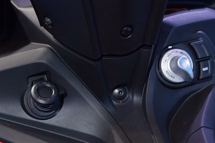 Bên cạnh đó, xe cũng được trang bị hệ thống khóa thông minh, núm xoay khởi động xe và xác định vị trí xe đỗ, ổ cắm sạc 12V cho điện thoại và các thiết bị điện tử khác (phiên bản cao cấp)... Đặc biệt, Yamaha Exciter 155 mới trang bị bình xăng 5,4 lít, lớn hơn mẫu cũ 1,4 lít.