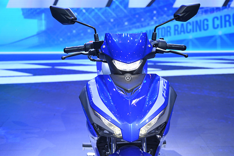 Phần đầu xe được tích hợp công nghệ chiếu sáng LED ở tay lái và đèn định vị được lấy cảm hứng từ Yamaha R1. Cụm đèn LED có thiết kế dạng móc câu, tạo điểm nhấn phần đầu xe. Đây cũng là chi tiết duy nhất Yamaha tiết lộ trong đoạn teaser trước đây. Bố cục đèn đặt phía trên được đánh giá là hài hòa hơn kiểu đèn đặt dưới yếm của Honda Winner X.