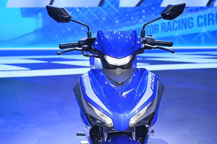 Phần đầu xe được tích hợp công nghệ chiếu sáng LED ở tay lái và đèn định vị được lấy cảm hứng từ Yamaha R1. Cụm đèn LED có thiết kế dạng móc câu, tạo điểm nhấn phần đầu xe. Đây cũng là chi tiết duy nhất Yamaha tiết lộ trong đoạn teaser trước đây. Bố cục đèn đặt phía trên được đánh giá là hài hòa hơn kiểu đèn đặt dưới yếm của Honda Winner X.