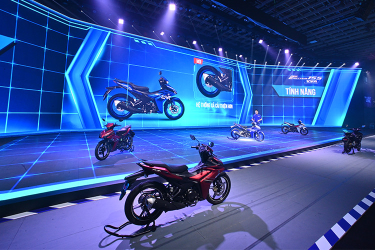 Yamaha Exciter 155 VVA tại thị trường Việt Nam sẽ có 2 phiên bản gồm Tiêu chuẩn 3 màu, Cao cấp gồm 3 màu và xanh GP. Mức giá xe Yamaha Exciter 155 VVA 2021 mới lần lượt là 47 triệu, 50 triệu và 50,5 triệu đồng. Xe được bán ra từ ngày 6/1/2021.