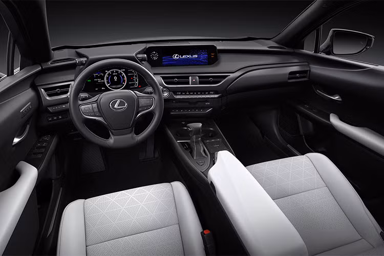 Là một mẫu crossover cỡ nhỏ có thể thấy rằng Lexus UX 2019 mới có vị trí ghế ngồi cao cho tầm nhìn phía trước tốt, khoang cabin đủ sang trọng với các vật liệu trang trí chất lượng cao, bảng điều khiển hiện đại, vô lăng tích hợp lẫy số, nút khởi động Start/Stop bên cạnh, phanh tay điện tử, hệ thống điều hoà tự động 2 vùng.